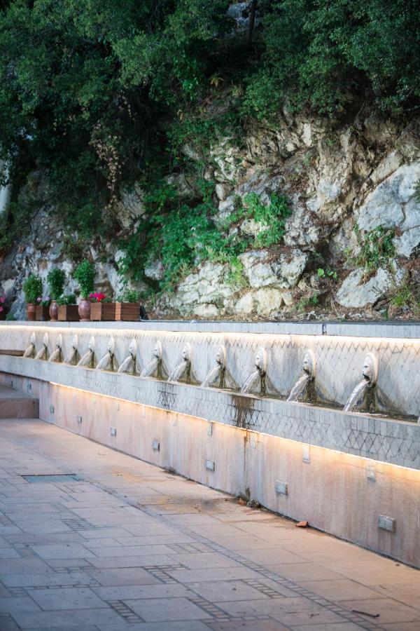 Casa Leone, Cosy Apartment Overlooking The Square Spílion Exterior foto